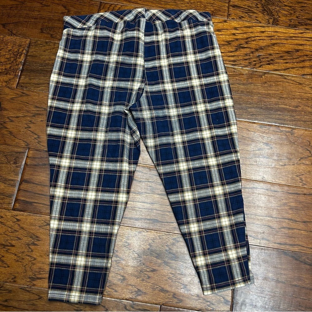Torrid Cropped‎ Plaid Pants - Picture 2 of 4